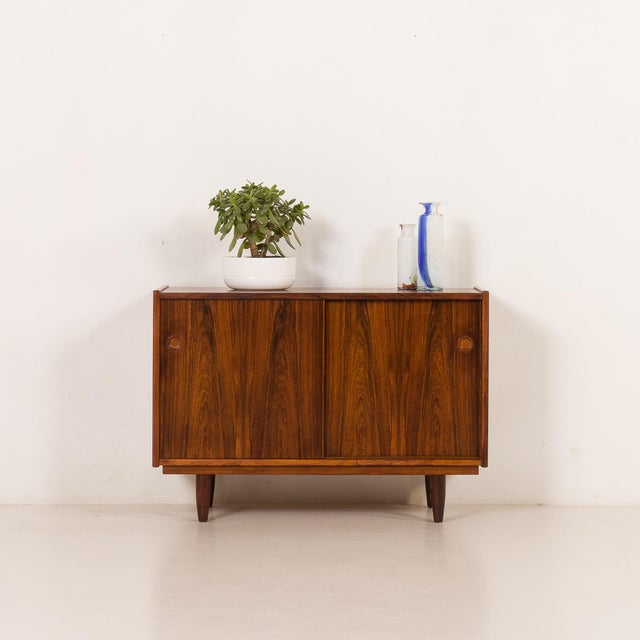 Mid-Century Modern Small Danish Rosewood Sideboard attributed to Hundevad, 1960s For Sale - Image 3 of 18
