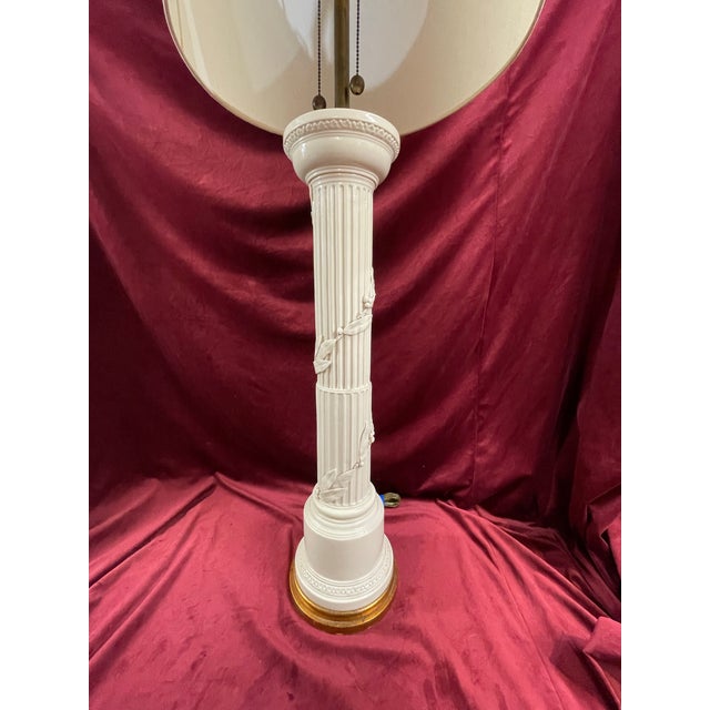Hollywood Regency 1950s Marbro Italian Ceramic Column Off White Hollywood Regency Lamp For Sale - Image 3 of 12