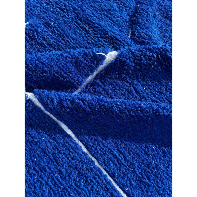 Berber Tribes of Morocco Moroccan Beni Ouarain Rug – Handmade Atlas Wool Carpet – Minimalist Berber Design For Sale - Image 4 of 6