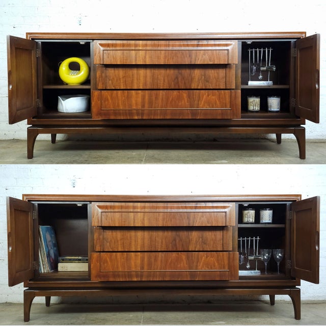 Mid-Century Modern 1960s Walnut Mid Century Modern Credenza Buffet by United Furniture For Sale - Image 3 of 12
