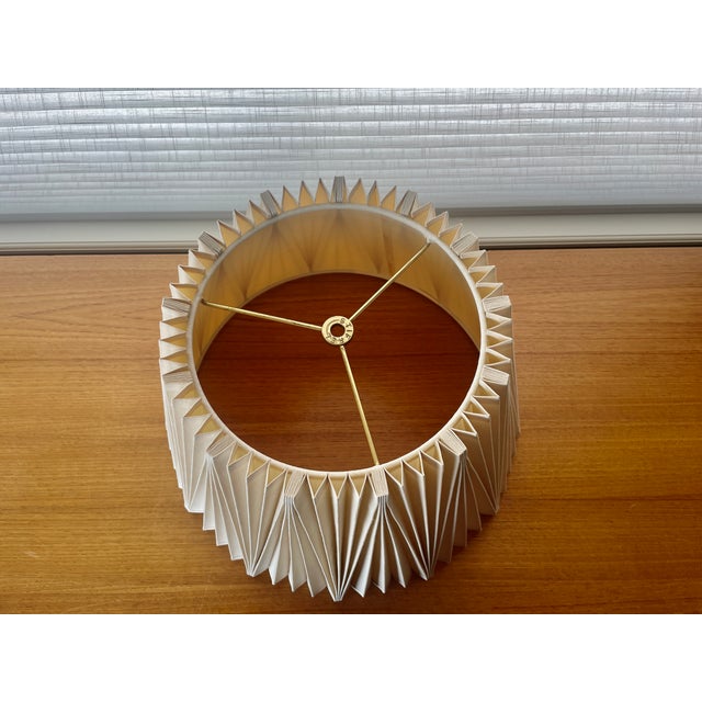 Textile Mid-20th Century Stiffel Alternating Inverted Knife Pleated Linen Lamp Shade For Sale - Image 7 of 10