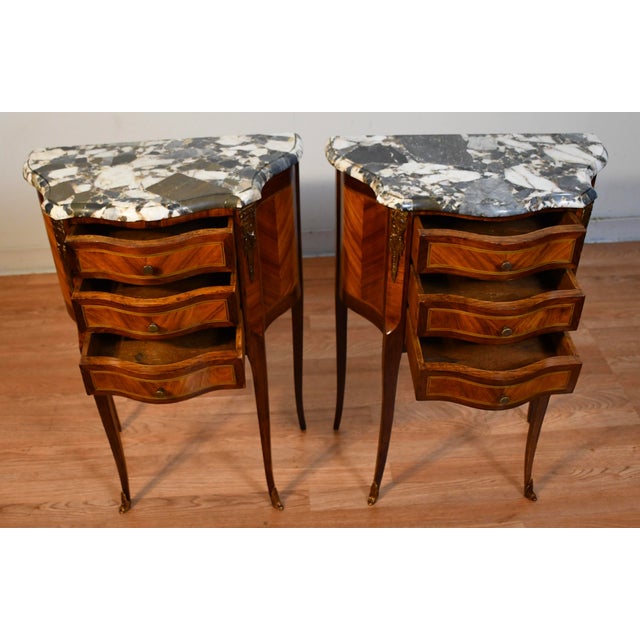 1910s 1910 Pair French Louis XV Walnut Satinwood & Marble Bedside Tables Nightstands For Sale - Image 5 of 13