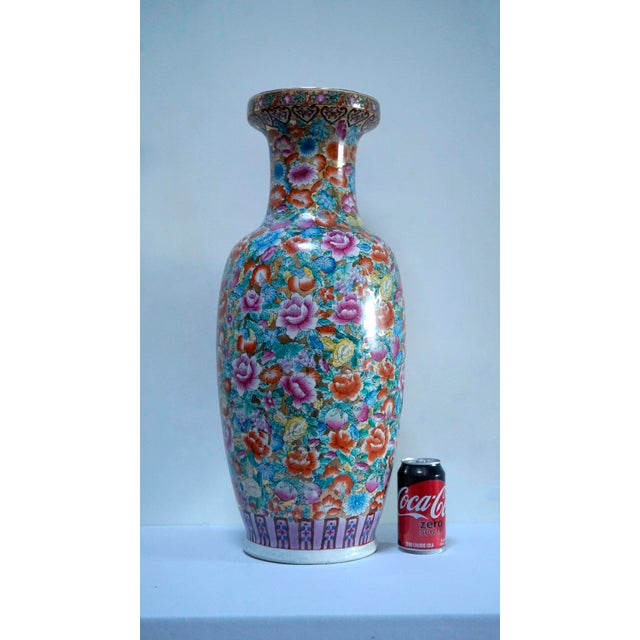 Chinese Vintage 1920s "Thousand Flowers" Parcel Gilt Rouleau Vase For Sale - Image 3 of 9