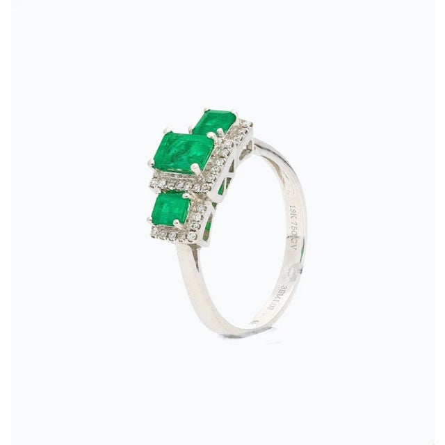 1.03 Carat Emerald and Diamond 3-Stone Ring in 18k White Gold Setting Size 7.5 For Sale - Image 4 of 10