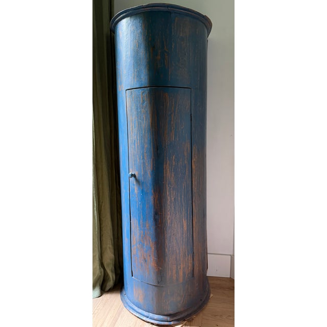 Blue Antique Bow-Front Corner Cabinet in Blue Paint, 18th Century For Sale - Image 8 of 17