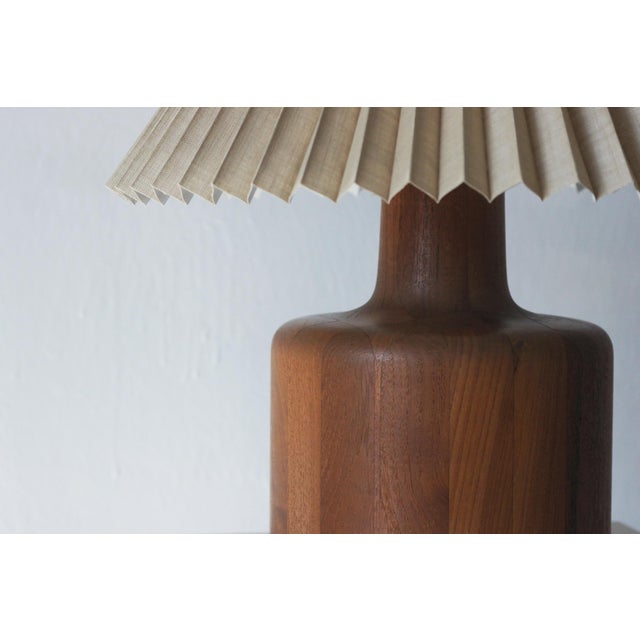 A table lamp with a minimalist, organic form that evokes Scandinavian design from the second half of the 20th century. Its...