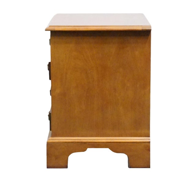 Wellington Hall Banded Mahogany Traditional Style 24" Chairside Chest / Nightstand For Sale - Image 10 of 12
