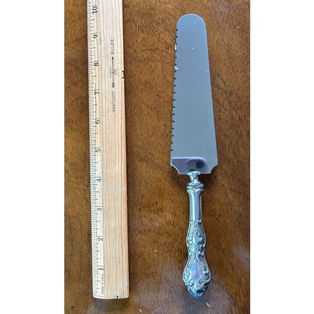 Vintage sterling silver pie/cake server. Marked sterling on handle. 9" long. Handle sterling and serving part stainless....