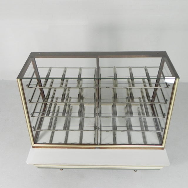 This bakery display case is designed for efficient product presentation and long-term use. Its solid construction and...