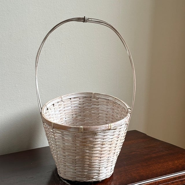 Late-20th Century White-Washed Splint Weave Wicker Gathering Basket For Sale - Image 9 of 12