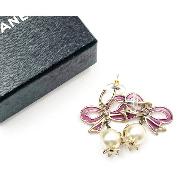 Contemporary Chanel Gold Fuchsia Ribbon Bow CC Pearl Dangle Hoop Earrings, A Pair For Sale - Image 3 of 5