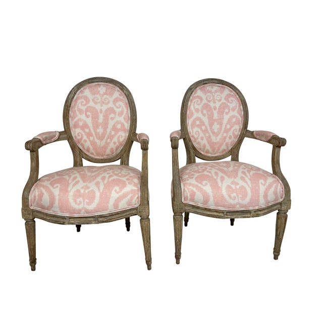 Early 20th Century Louis XVI Style Grey Painted Armchairs in Pink and White Ikat Upholstery - A Pair For Sale In Boston - Image 6 of 18