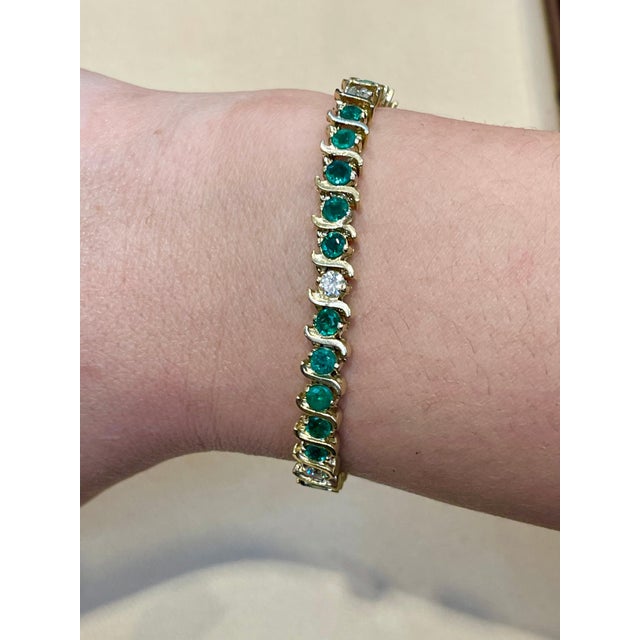 6 Carat Emerald & 1.5 Carat Diamond Tennis Bracelet 14 Karat Yellow Gold S-Shape For Sale - Image 14 of 18