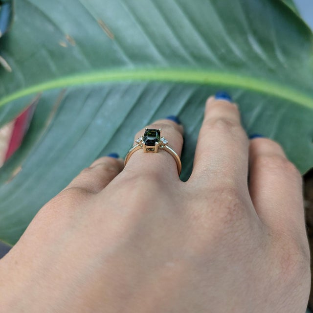 Modern 1.3Ct Chrome Tourmaline Ring With Earth Mined Diamond Accents: Solid 14k Gold, Size 6.75 For Sale - Image 3 of 9