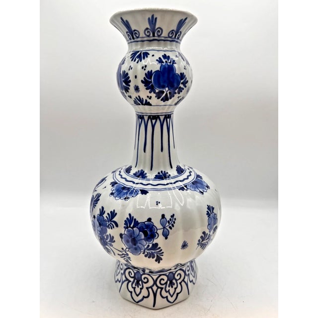 This elegant knobbelvaas (literally “knob vase”) features a gracefully rounded silhouette adorned with raised decorative...