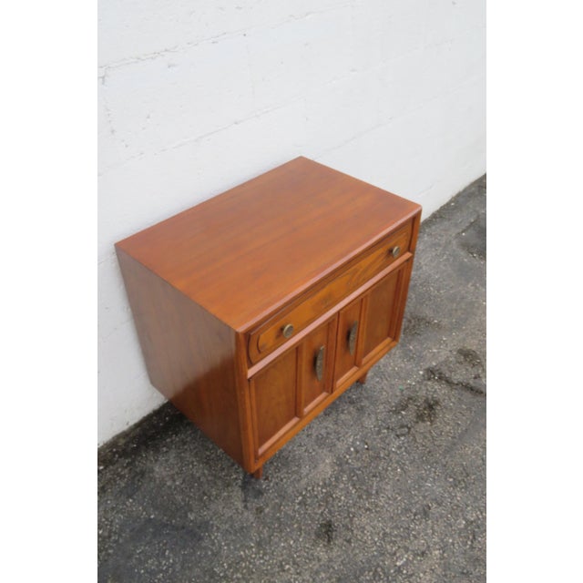 Drexel Heritage Mid 20th Century Modern Nightstand Side End Bedside Table For Sale - Image 16 of 17