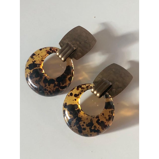 Tribal 1980s Faux Tortoise Lucite and Gold Door Knocker Earrings, A Pair For Sale - Image 3 of 6