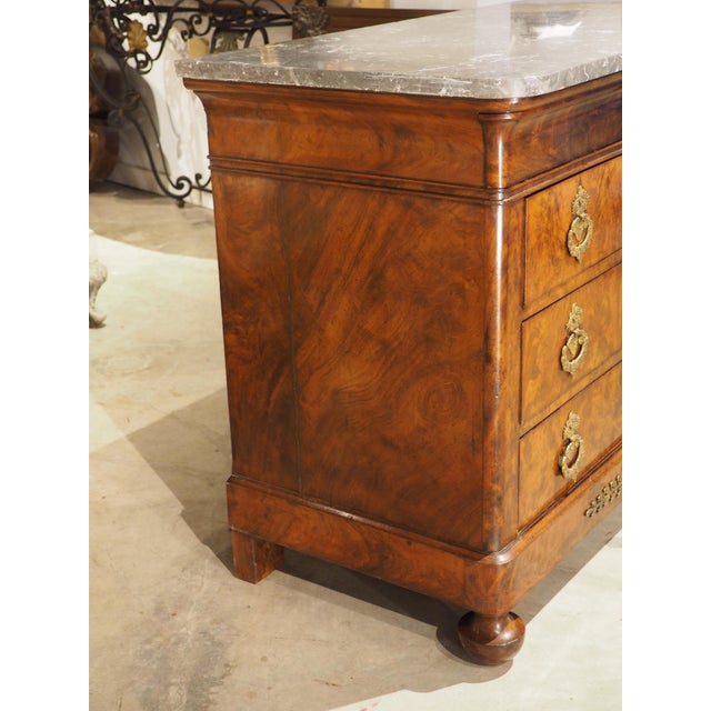 Circa 1820 French Restauration Commode in Flame Mahogany, Gilt Bronze Hardware For Sale - Image 4 of 18