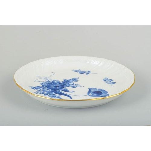 Vintage Serving Dish in Blue Flower Curved with Gilt Rim from Royal Copenhagen, 1936 For Sale - Image 3 of 5