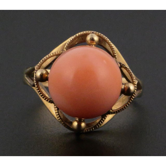 Early 20th Century 18k Gold Angel Skin Coral Cabochon Cocktail Ring Vintage For Sale - Image 5 of 5