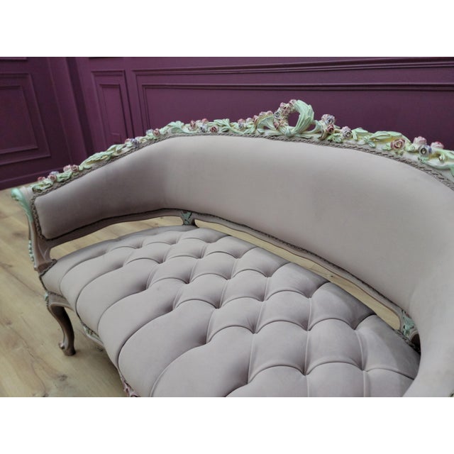 1960s French Rococo Chaise Lounge – Tufted Settee Bench, Ornate Carved Wood Sofa, Louis XV Style Couch, Romantic Bedroom or Entryway Accent For Sale - Image 10 of 10