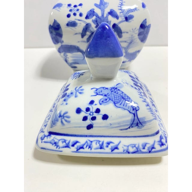 1980s Blue & White Koi Ginger Jar With Lid – Chinoiserie Porcelain Vase, Fish Motif Decor For Sale - Image 5 of 11
