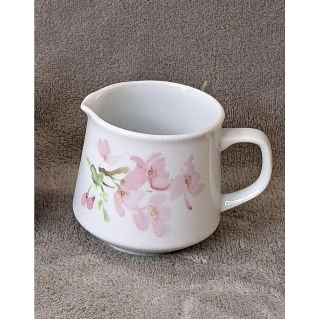 1970s 1970s Liette International Pink Dogwood Blossoms Ceramic Creamer & Sugar Bowl Set- 2 Pieces For Sale - Image 5 of 10