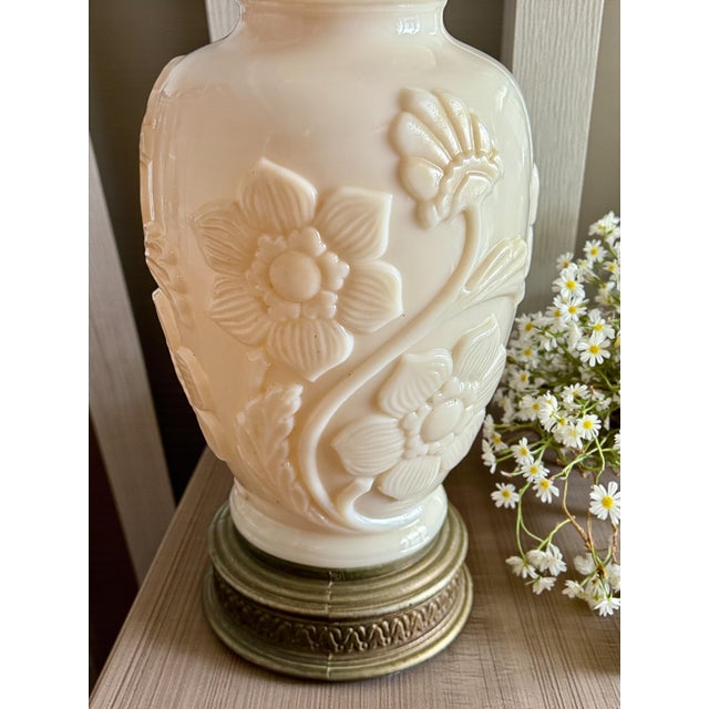 This elegant Aladdin table lamp dates to the 1940s, produced in the United States during the height of American decorative...