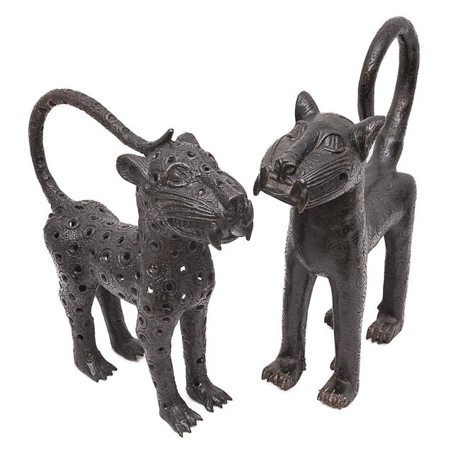Two bronze royal leopards from Benin. Height: 37 cm – Width: 35 cm – Depth: 9 cm – Weight: 4 kg Height: 40 cm – Width: 38...