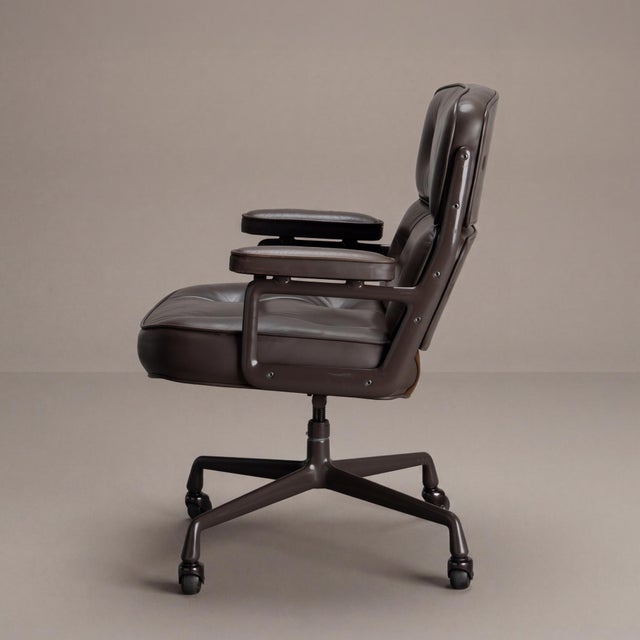 Mid-Century Modern Eames Time Life Executive Chair by Herman Miller in Original Cigar Brown Leather & Brown Coated Frame For Sale - Image 3 of 12