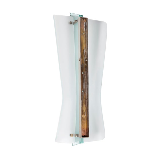 Fontana Arte Model 1537 Wall Lights in Sandblasted and Chiselled Glass and Brass by Max Ingrand for Fontana Arte, 1960s, Set of 2 For Sale - Image 4 of 5