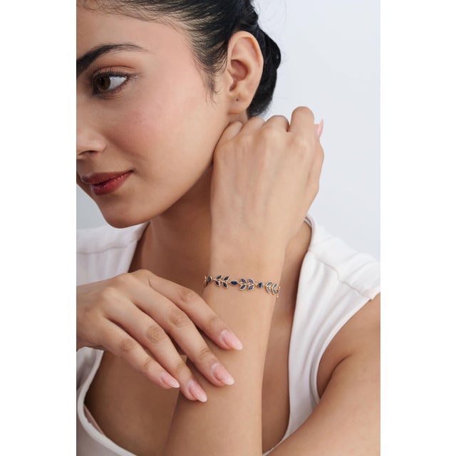 Bring a touch of nature-inspired elegance to your jewelry collection with this 14K solid gold blue sapphire bracelet,...