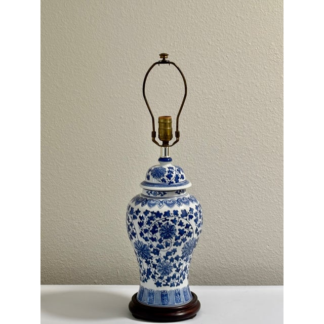 Late 20th Century Vintage Chinoiserie Blue and White Table Lamp For Sale - Image 5 of 6
