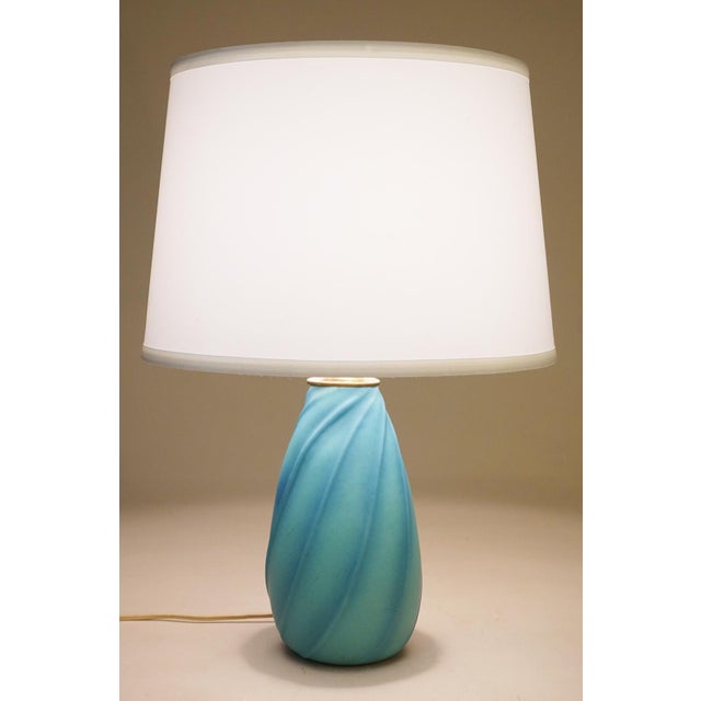 1950s 1950s Mid Modern Van Briggle Aqua Swirl Art Pottery Ceramic Table Lamp Signed For Sale - Image 5 of 10