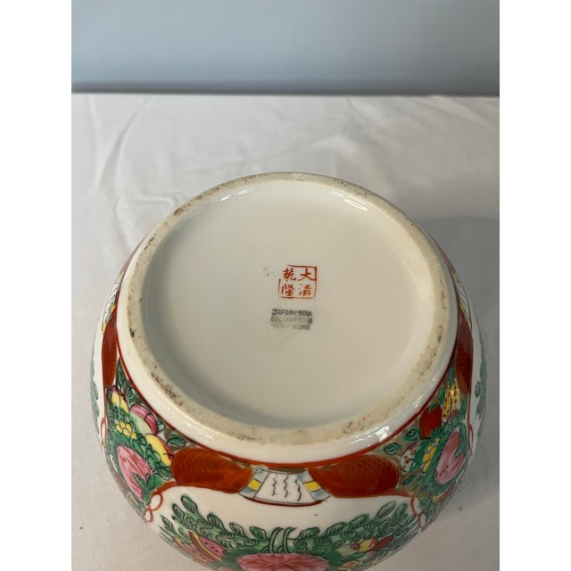 Ceramic 1960s Rose Medallion Decorative Chinoiserie Ginger Jar With Floral Motifs For Sale - Image 7 of 8