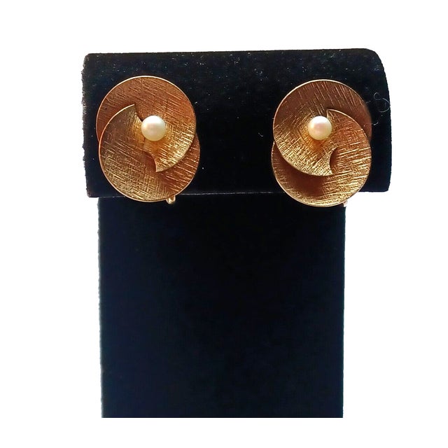 Gold 1950s Carl Art 12k Gf & Pearl Modernist Swirl Earrings, A Pair For Sale - Image 8 of 9