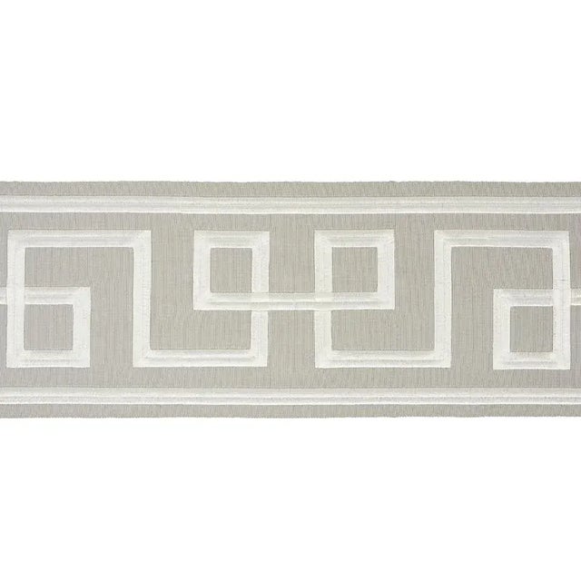 These gutsy trims are perfect for the leading edge of curtains or anywhere you want to add instant glamour. Sold as a...