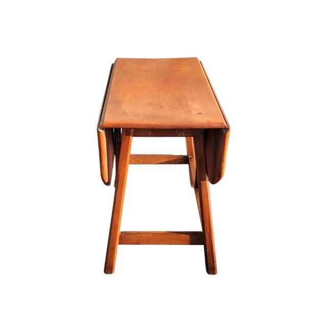 An Early American Style maple Drop-Leaf Side Table. All solid wood. Meaures 14" W (Leaves closed), 32.5"W ( leaves open) ,...
