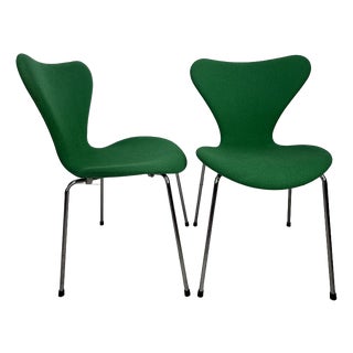 Series 7 Chairs in Green Wool by Arne Jacobsen for Fritz Hansen, 2010, Set of 2 For Sale