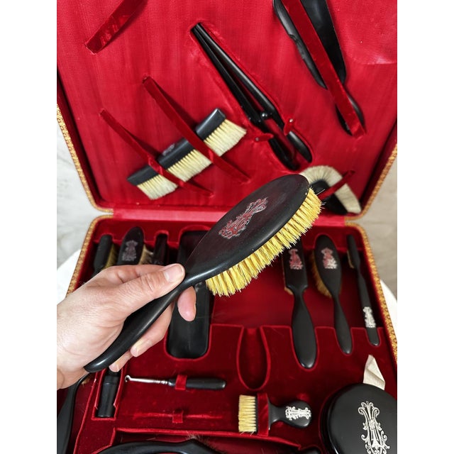 An elegant early 20th-century ladies' toiletry case, bound in superb red leather with gilt decoration and opening to...