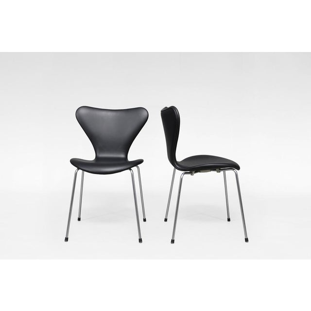 Fritz Hansen Black Leather Series 7 Dining Chairs by Arne Jacobsen for Fritz Hansen, Set of 4 For Sale - Image 4 of 9