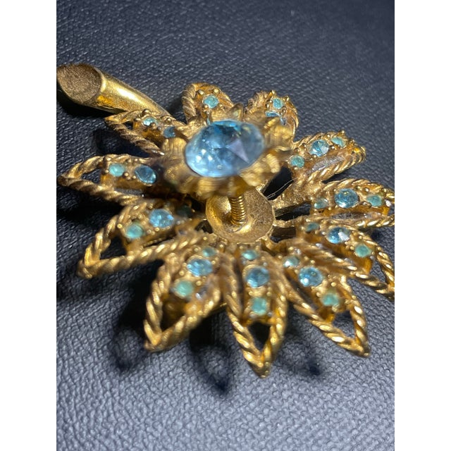 1950s 1960s Hattie Carnegie Trembler Crystal Aqua Flower Brooch Signed For Sale - Image 5 of 6