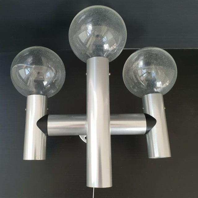 Good condition, well-made, the globes have cracks on the lower parts, not visible when installed. An ingenious snap-button...