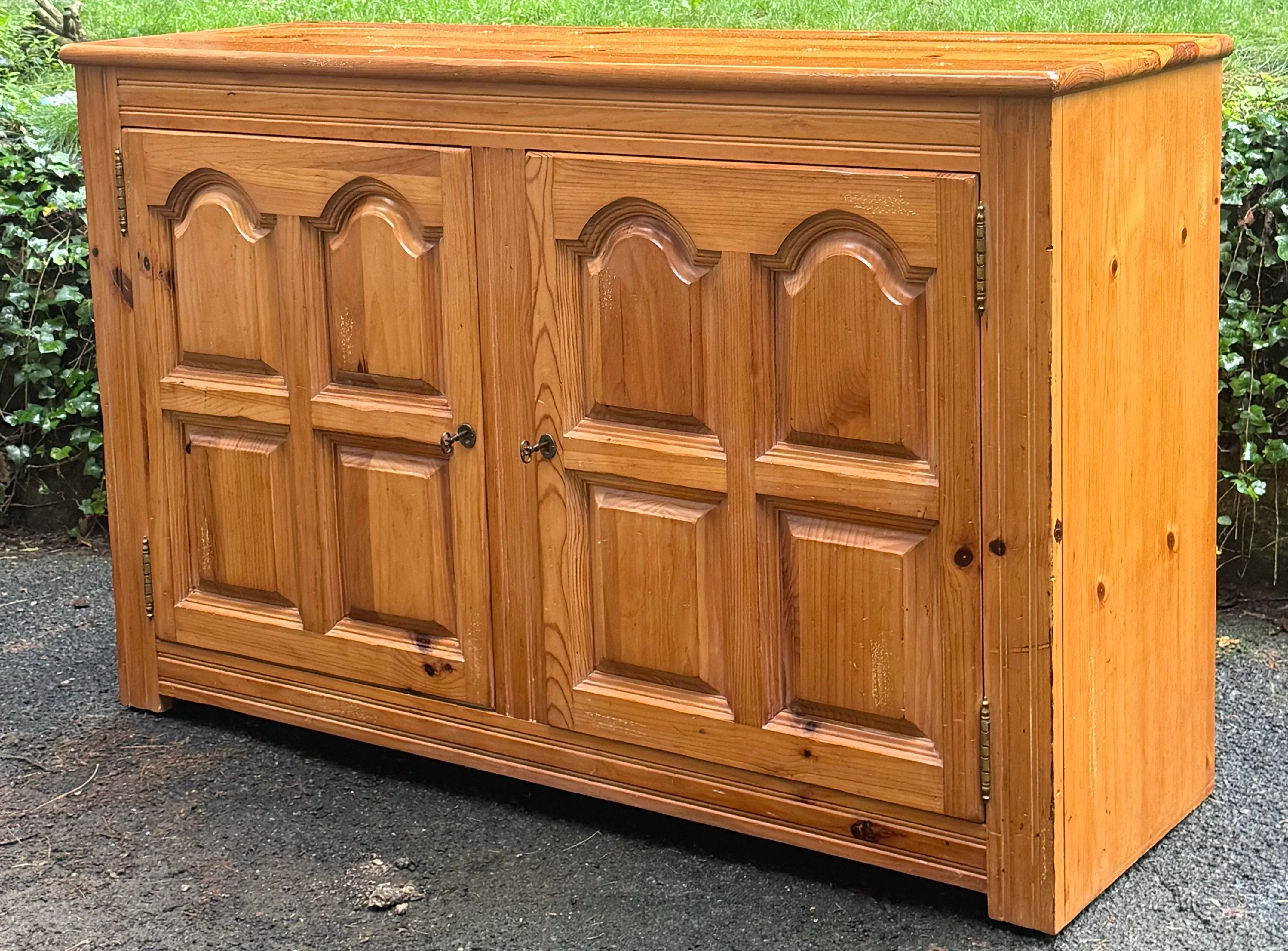 Thomasville “Replicas 1800” Solid Pine Rustic Farmhouse Sideboard