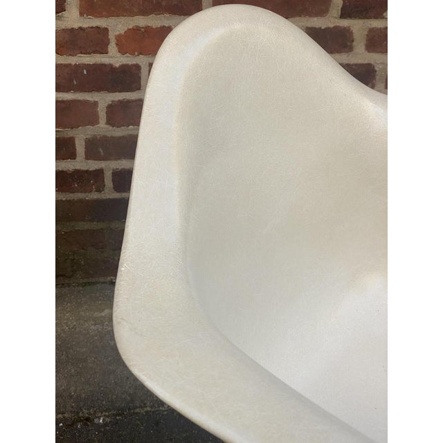 Metal Vintage Fiberglass Armchair in Parchment by Charles Eames for Herman Miller, 1970s For Sale - Image 7 of 16