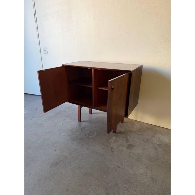 Wood Danish Rosewood Cabinet in Style of Brouer – Vintage Mid Century Modern Bar Cabinet 1960s For Sale - Image 7 of 9