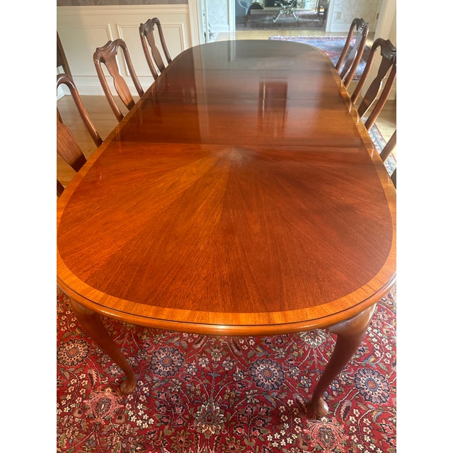 Queen Anne 1980s Hickory Chair Dining Set of 7 For Sale - Image 3 of 6