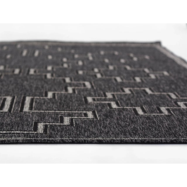 Contemporary Momeni Contemporary Indoor/Outdoor Hampton Fog Rug in Black, 3'3" x 5' For Sale - Image 3 of 10