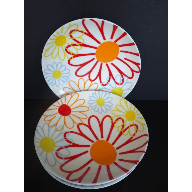 Add a fresh, cheerful touch to your table with this set of 4 Crate & Barrel “Bloom” daisy flower plates. Designed with a...