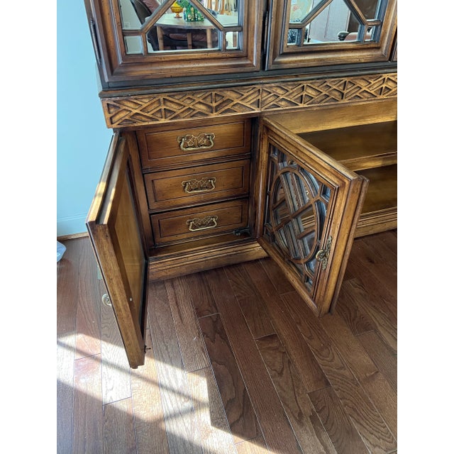 Late 20th Century Chinese Chippendale Chinoiserie Style Lighted China Cabinet With Pagoda Top and Mirrored Doors For Sale - Image 10 of 12